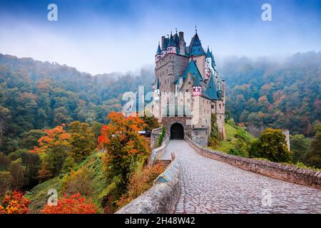 Burg Eltz oder Burg Eltz. Mittelalterliche Burg auf den Hügeln oberhalb der Mosel. Rheinland-pfalz Deutschland. Stockfoto