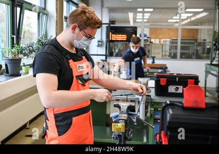 Potsdam, Deutschland. November 2021. In der Ausbildungswerkstatt der VIP Verkehrsbetrieb Potsdam GmbH bohren die Auszubildenden Leonard (l) und Florian im Rahmen ihrer 1. Ausbildung Gewinde. Auf einer Presseveranstaltung vor Ort wurde die Bilanz des Ausbildungsplatzierung im Berufsausbildungsjahr 2020/21 in Brandenburg vorgestellt. Quelle: Jens Kalaene/dpa-Zentralbild/ZB/dpa/Alamy Live News Stockfoto