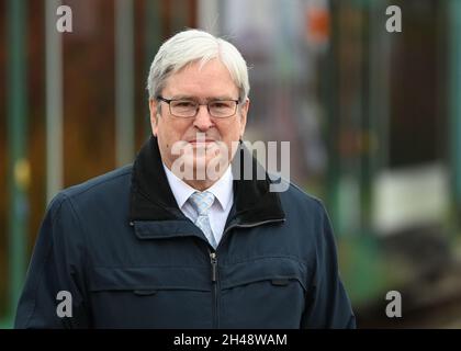 Potsdam, Deutschland. November 2021. Jörg Steinbach, Minister für Wirtschaft, Arbeit und Energie in Brandenburg, bei der VIP Verkehrsbetrieb Potsdam GmbH im Rahmen einer Presseveranstaltung zur Präsentation der Bilanz der Ausbildungsplatzierung im Berufsausbildungsjahr 2020/21 in Brandenburg. Quelle: Jens Kalaene/dpa-Zentralbild/ZB/dpa/Alamy Live News Stockfoto