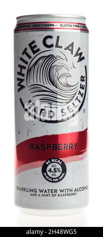 Dose White Claw Hard Seltzer Raspberry Drink isoliert auf einem weißen Hintergrund Stockfoto