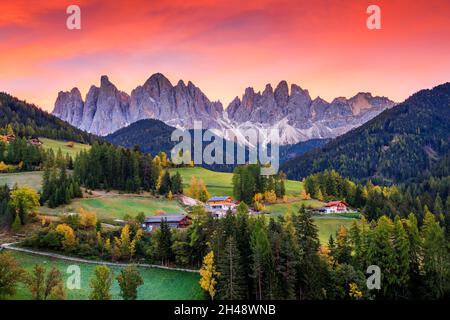 Val di Funes, Italien. Santa Maddalena Dorf vor der Geisler Berggruppe der Dolomiten. Stockfoto