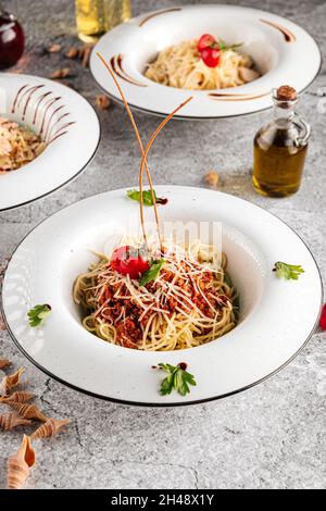 Portion Spaghetti Bolognese auf dekorierten Teller Stockfoto
