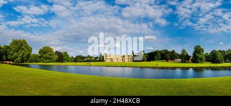 Panoramablick auf das Audley End House und den See, ein überwiegend jakobisches Landhaus aus dem frühen 17. Jahrhundert in der Nähe von Saffron Walden, Essex, England Stockfoto