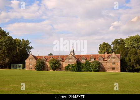 Der stabile Block am Audley End House, einem größtenteils jakobischen Landhaus aus dem frühen 17. Jahrhundert in der Nähe von Saffron Walden, Essex, England Stockfoto