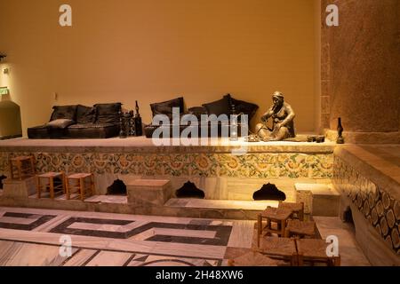 Das Innere des wiederhergestellten türkischen Hamam al Pascha [al-Basha] Bades aus dem 18. Jahrhundert in Acre, Israel Stockfoto