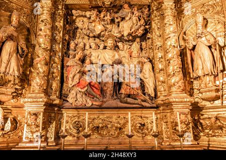 Barcelona, Spanien - 19. September 2021: Altarbild der Gründung des Mercedarianischen Ordens im Inneren der Kathedrale des Heiligen Kreuzes und der Heiligen Eulalia in Stockfoto