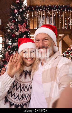 Glücklich reifes Paar Gruß Familie auf Weihnachten Videoanruf, mobile Kamera anzeigen. Stockfoto