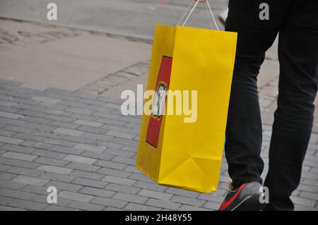 Kopenhagen /Dänemark / 01. November 2021 / Lego Shopper mit lego Einkaufstasche in der dänischen Hauptstadt. (Foto. FRRcis Joseph Dean/Dean Pictures) Stockfoto