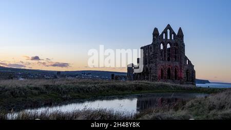 Beleuchtete Whitby Abbey Oktober 2021 Stockfoto