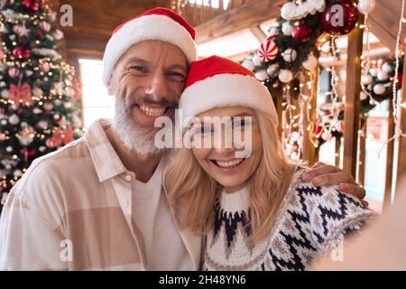 Glückliches älteres Paar Gruß Familie auf Weihnachten Videoanruf, Webcam-Ansicht. Stockfoto