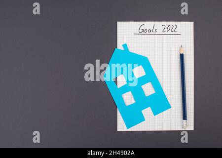 Leeres Papier, Stift, Haus, Ziele für 2022, Pläne machen, Home Käufer, Konzept Stockfoto