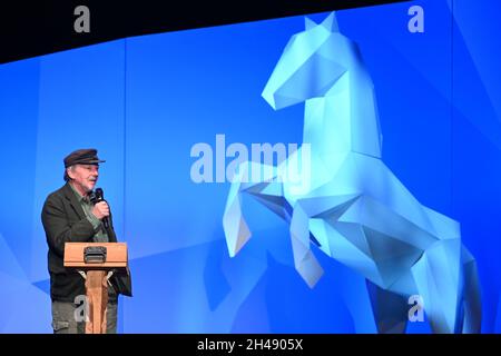 Hannover, Deutschland. November 2021. Komiker Günther der Treckerfahrer (Dietmar Wischmeyer) spricht bei der Zeremonie im Congress Centrum Hannover (HCC) anlässlich der Landesgründung vor 75 Jahren. Quelle: Julian Stratenschulte/dpa/Alamy Live News Stockfoto