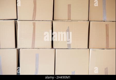 Viele Pakete stehen in einem Lager, Online-Shopping, Transportindustrie, Verpackung, Spedition Stockfoto