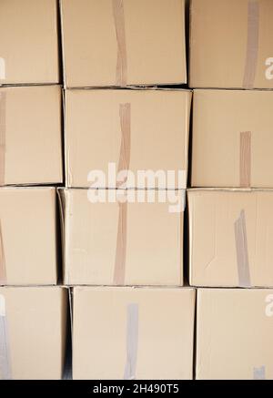 Viele Pakete stehen in einem Lager, Online-Shopping, Transportindustrie, Verpackung, Spedition Stockfoto