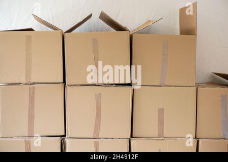 Viele Pakete stehen in einem Lager, Online-Shopping, Transportindustrie, Verpackung, Spedition Stockfoto