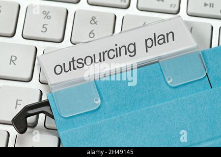 Blaue Hängedatei für Outsourcing-Plan Stockfoto