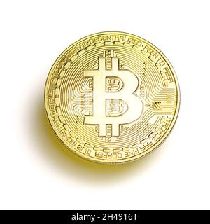 Gold Bitcoin Münze Nahaufnahme schwebt über weißem Hintergrund die Draufsicht. Virtuelles Geld und digitales Krypto-Währungskonzept. Stockfoto