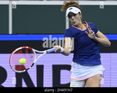 Prag, Tschechische Republik. November 2021. Alize Cornet (Frankreich) im Einsatz beim Spiel der Gruppe A gegen Rebecca Marino (Kanada) am 1. November 2021 in Prag, Tschechien, Im Frauen-Tennis Billie Jean King Cup (ehemaliger Fed Cup). Kredit: Michal Krumhanzl/CTK Foto/Alamy Live Nachrichten Stockfoto