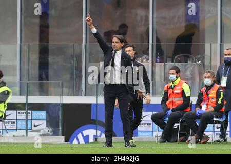 Simone Inzaghi, Chefcoach des FC Internazionale, reagiert während des Fußballspiels der Serie A 2021/22 zwischen dem FC Internazionale und Udinese Calcio am 31. Oktober 2021 im Giuseppe-Meazza-Stadion in Mailand von der Bank aus Stockfoto