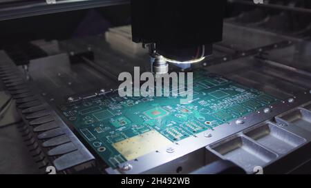 Produktionswerk für Leiterplatten. Technologischer Prozess. Microchip Produktionsfabrik. Produktion von Elektrobrettern im Werk. Stockfoto