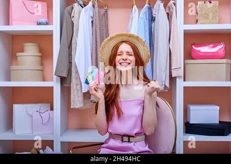 Liebenswert schön aussehende schöne fröhliche Dame mit Kreditkarte in den Händen, glücklich, Online-Shopping zu tun, die Hände hoch, fröhlich, glücklich, Kauf zu machen Stockfoto