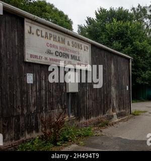 Die Maismühle ist Teil eines denkmalgeschützten Gebäudes der Klasse 2, Burley-in-Wharfedale, West Yorkshire, Großbritannien Stockfoto