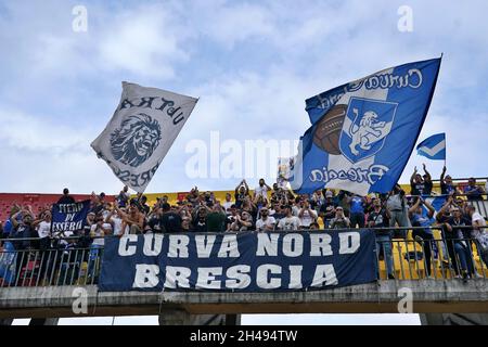 Benevento, Italien. November 2021. Fans von Brescia Calcio während Benevento Calcio gegen Brescia Calcio, Italienische Fußballmeisterschaft Liga BKT in Benevento, Italien, November 01 2021 Quelle: Independent Photo Agency/Alamy Live News Stockfoto