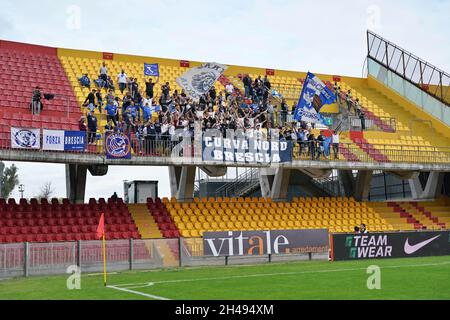 Benevento, Italien. November 2021. Fans von Brescia Calcio während Benevento Calcio gegen Brescia Calcio, Italienische Fußballmeisterschaft Liga BKT in Benevento, Italien, November 01 2021 Quelle: Independent Photo Agency/Alamy Live News Stockfoto