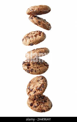 Chocolate Chip Cookies fallen, isoliert auf weißem Hintergrund, Lebensmittel schweben Stockfoto