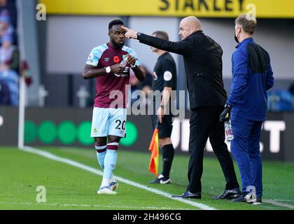 Burnleys Torschütze Maxwell Cornet erhält Anweisungen vom Burnley-Manager Sean Dyche Bild von Steve Flynn/AHPIX.com, Fußball: Premier League Matc Stockfoto