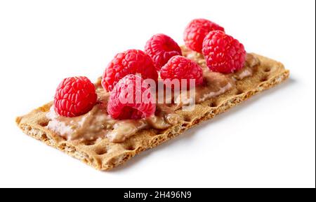 Gesundes Roggen-Knäckebrot mit Frischkäse, Schokoladencreme, Banane und Himbeeren isoliert auf weißem Hintergrund Stockfoto