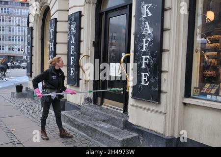 Kopenhagen /Dänemark / 01. November 2021 / Fensterputzerin in der dänischen Hauptstadt (Foto. FRRcis Joseph Dean/Dean Pictures) Stockfoto