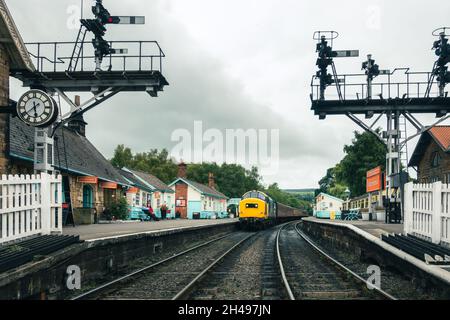 Dieselzug am Bahnhof Grosmont, North York Moors Railway, Großbritannien Stockfoto