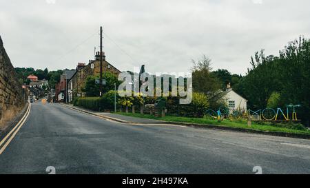 Blick auf die Front Street im Dorf Grosmont mit Schild aus Fahrradteilen nach der Tour de Yorkshire, North York Moors National Park, Großbritannien Stockfoto