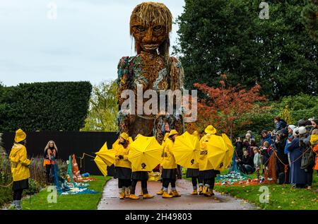 Menschen beobachten Riesenpuppe Sturm Theaterveranstaltung, hergestellt aus recycelten Materialien, im Royal Botanic Garden, Edinburgh, Schottland, Großbritannien Stockfoto