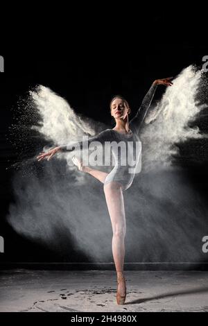 Porträt Der Jungen Kaukasischen Eleganten Frau In Mehl Pulver Dancing Anmutig, Isoliert Auf Schwarzem Studio-Hintergrund, Trägt Schwarzen Body. Ballet, Dan Stockfoto