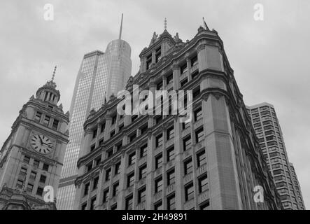 Low-Angle-Aufnahme, Graustufen des Wrigley Building bei Tageslicht in Chicago, USA Stockfoto