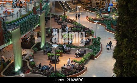 Mall of qatar, Doha, Katar - 01 November 2011 : Menschen essen in einem der berühmten Mall in katar Stockfoto