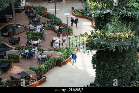 Mall of qatar, Doha, Katar - 01 November 2011 : Menschen essen in einem der berühmten Mall in katar Stockfoto