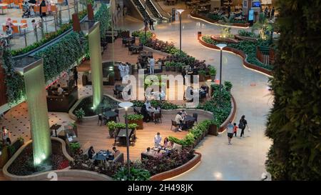 Mall of qatar, Doha, Katar - 01 November 2011 : Menschen essen in einem der berühmten Mall in katar Stockfoto