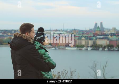 Junge Liebende stehen im Fluss von Stockholm, Schweden. Stockfoto