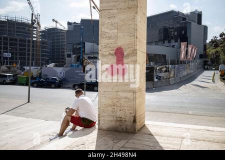 Tägliches Leben in Tirana, der Hauptstadt Albaniens, bekannt für seine farbenfrohe osmanisch-faschistische und sowjetische Architektur, Balkan, Südosteuropa. Stockfoto