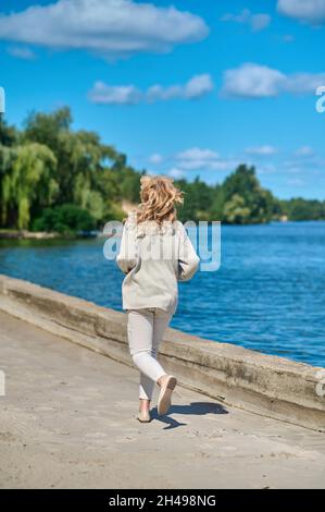 Blick von hinten auf die Frau in der Nähe des Meeres Stockfoto