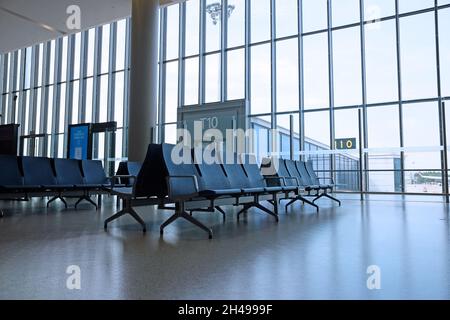 Leerer Wartebereich am Flughafen mit großen Fenstern und niemand, sauberer Ort, geräumig Stockfoto
