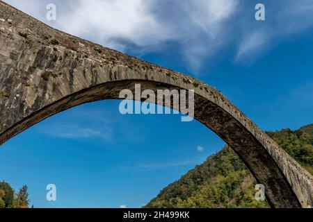 Detail von unten der antiken Ponte della Maddalena oder der Teufelsbrücke, Lucca, Italien Stockfoto