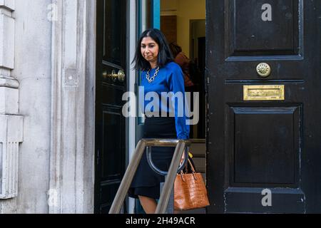 WESTMINSTER LONDON, GROSSBRITANNIEN. November 2021. Suella Braverman QC, Generalanwältin für England und Wales und konservative Abgeordnete für Fareham verlässt das Kabinettsbüro in Whitehall. Kredit: amer ghazzal/Alamy Live Nachrichten Stockfoto