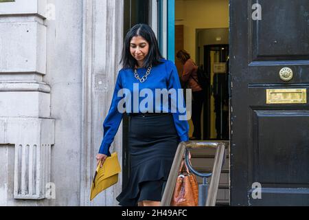 WESTMINSTER LONDON, GROSSBRITANNIEN. November 2021. Suella Braverman QC, Generalanwältin für England und Wales und konservative Abgeordnete für Fareham verlässt das Kabinettsbüro in Whitehall. Kredit: amer ghazzal/Alamy Live Nachrichten Stockfoto