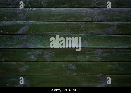 Dunkelgrüne Bretter horizontal. Bemalter Holzplanken Hintergrund. Grüner Holzhintergrund. Natürlicher Hintergrund. Lackiert in grünen Brettern mit Knoten Nahaufnahme Stockfoto