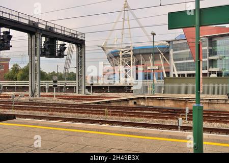 Das Fürstentum Stadium vom Bahnhof Cardiff Central, Wales aus gesehen. Stockfoto