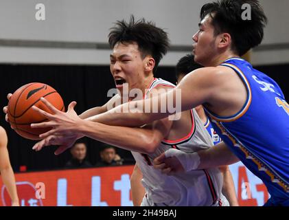 Zhuji, Chinas Provinz Zhejiang. November 2021. Zhang Hao (L) aus Guangdong Southeast wetteiferte um den Ball während des 8. Spielrunde zwischen Guangdong Southeast Tigers und Fujian Sturgeons in der Saison 2021-2022 der Chinese Basketball Association (CBA) League in Zhuji, Ostchinas Provinz Zhejiang, 1. November 2021. Kredit: Li An/Xinhua/Alamy Live Nachrichten Stockfoto